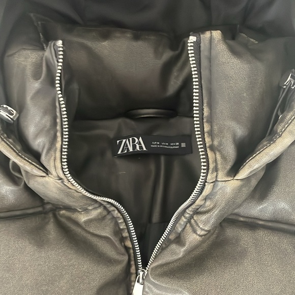 I’m selling my fav wind breaker jacket ☹️ it fit small so I no longer need it. - Picture 4 of 4